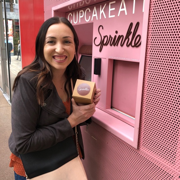 Meet your Posher, Sierra - Picture 1 of 6